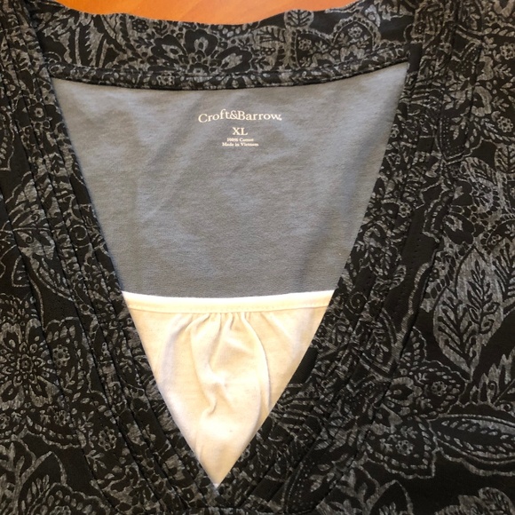 Croft&Barrow Gray Floral n Leaf on Black Pleated V-neck w White Blouse - Picture 5 of 7